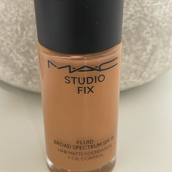 BRAND NEW NEVER USED MAC Cosmetics Studio Fix Fluid Broad Spectrum FOUNDATION - Picture 3 of 3